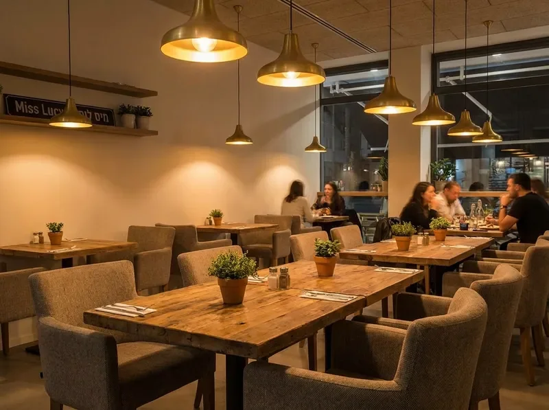 אזור ישיבה במסעדת מיס לוסי